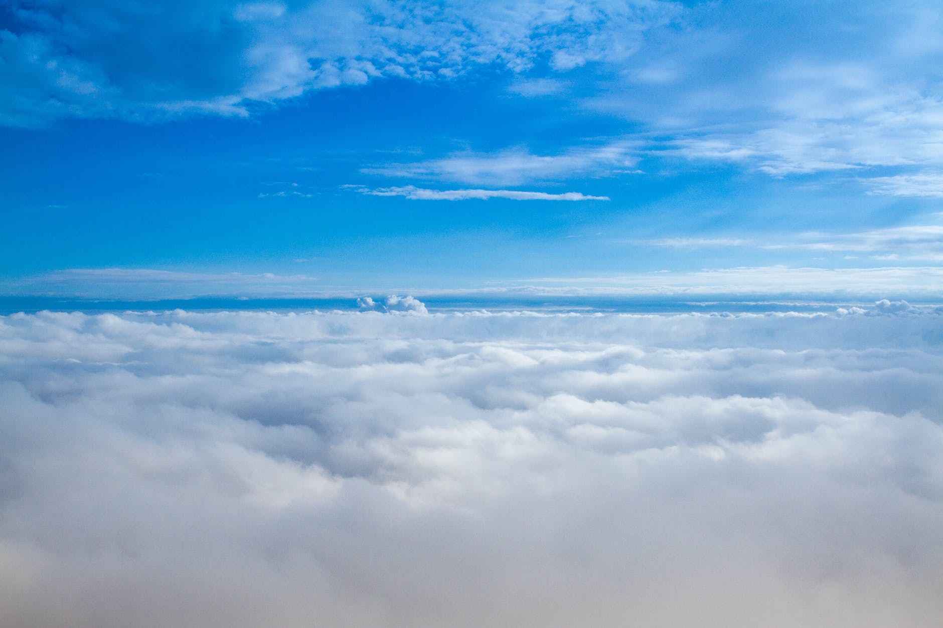 aerial view ofPhép Lạ Của Sự Tỉnh Thức là những phương pháp nhiệm mầu thực tập thiền quán trong đời sống hàng ngày. Đọc nó, chúng ta cảm nhận được từng sát na hạnh phúc trong cuộc sống. Từ một bác sĩ, một người công nhân, một thợ may, một người thợ tiện, một bà nội trợ đến một kỹ sư Tất cả những công việc thường nhật đó bỗng trở nên phép lạ khi thắp lên ánh sáng chánh niệm.

Sách đã dịch ra gần 30 thứ tiếng trên thế giới, được mọi độc giả, mọi thành phầẩn trong xã hội nhiệt liệt hoan nghênh. Có thể thấy rằng đây không chỉ là một cuốn sách mà là những chia sẻ kinh nghiệm nếp sống chánh niệm trong đời sống hàng ngày, là bài học căn bản thực tập thiền quán của Thiền sư Thích Nhất Hạnh. clouds